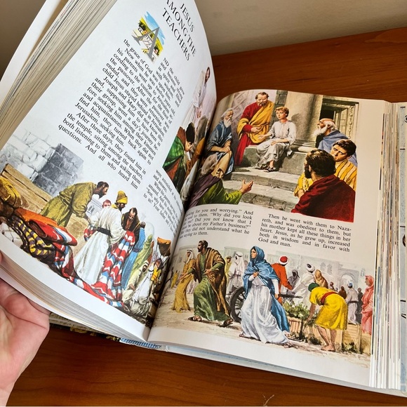 The Golden Children's Bible A Full-Color Bible for Kids by Golden Books - Picture 4 of 7